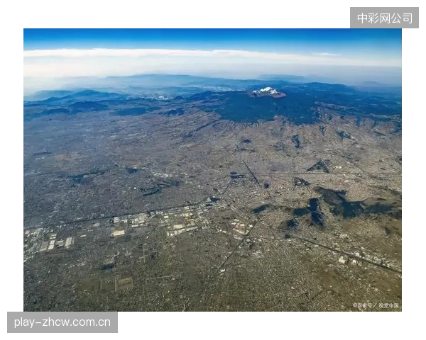 墨西哥城的高海拔与空气污染问题对所有参赛球队构成生理挑战，需提前进行高原适应性训练。